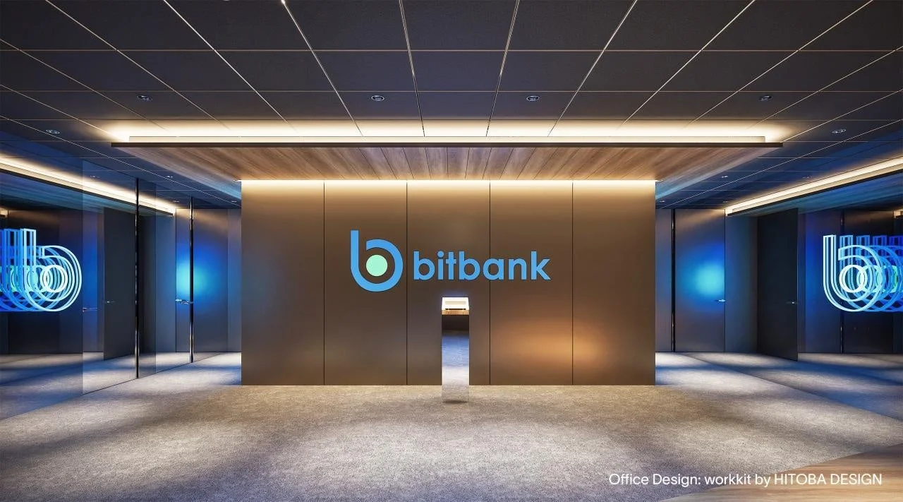 bitbank社のロゴが中央に配置されたモダンで洗練されたオフィスエントランス