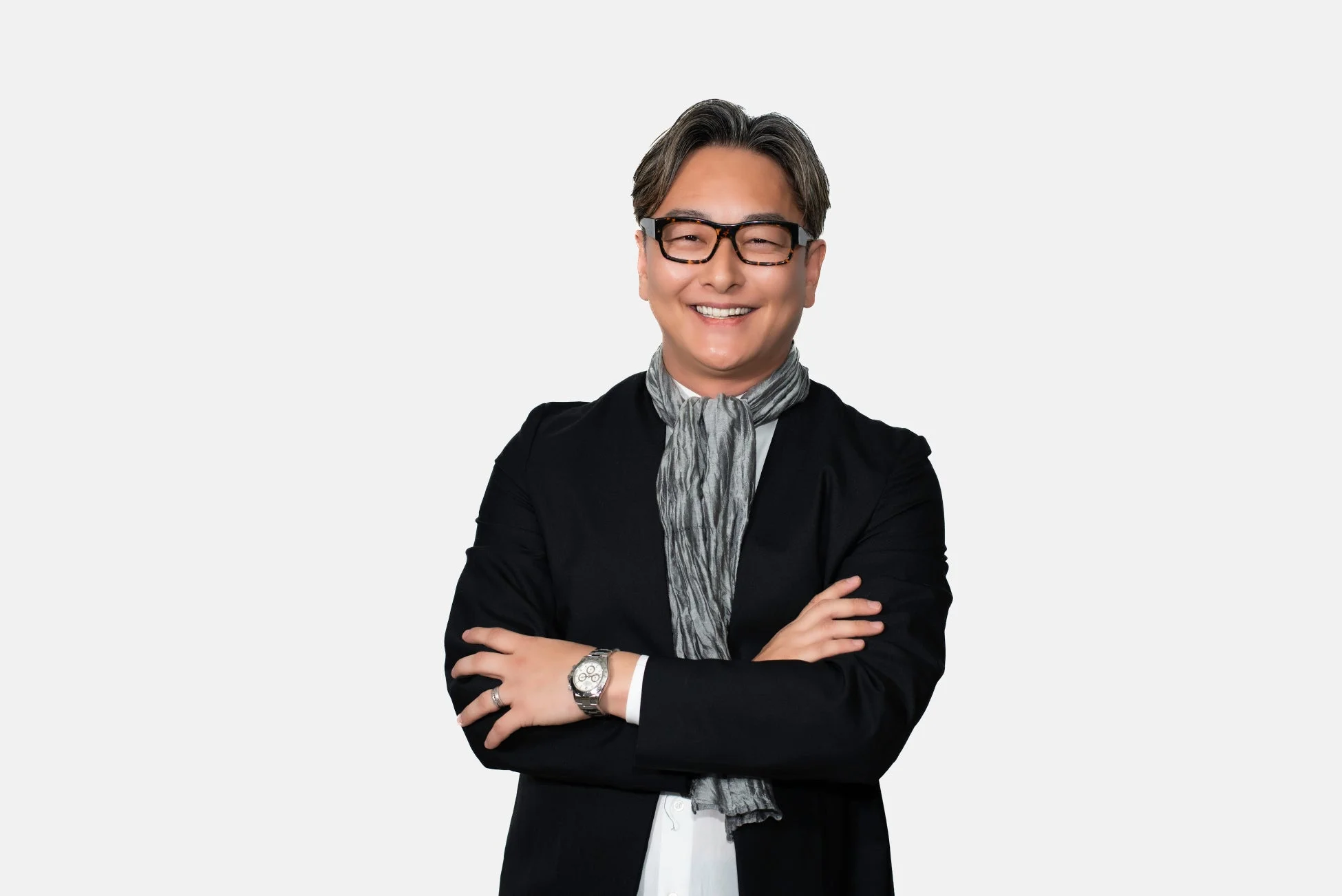 笑顔で腕を組む大石恭嗣氏