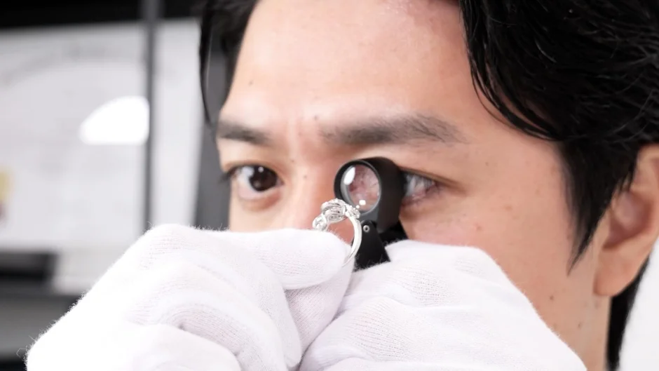 鑑定士,ジュエリー,指輪,ルーペ,検査,職人技,品質チェック,専門家,白手袋,男性