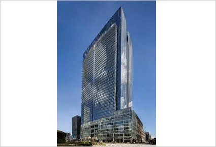 青空を背景にそびえ立つ東京ミッドタウン八重洲