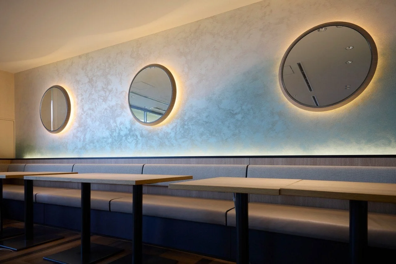 間接照明とベンチシート