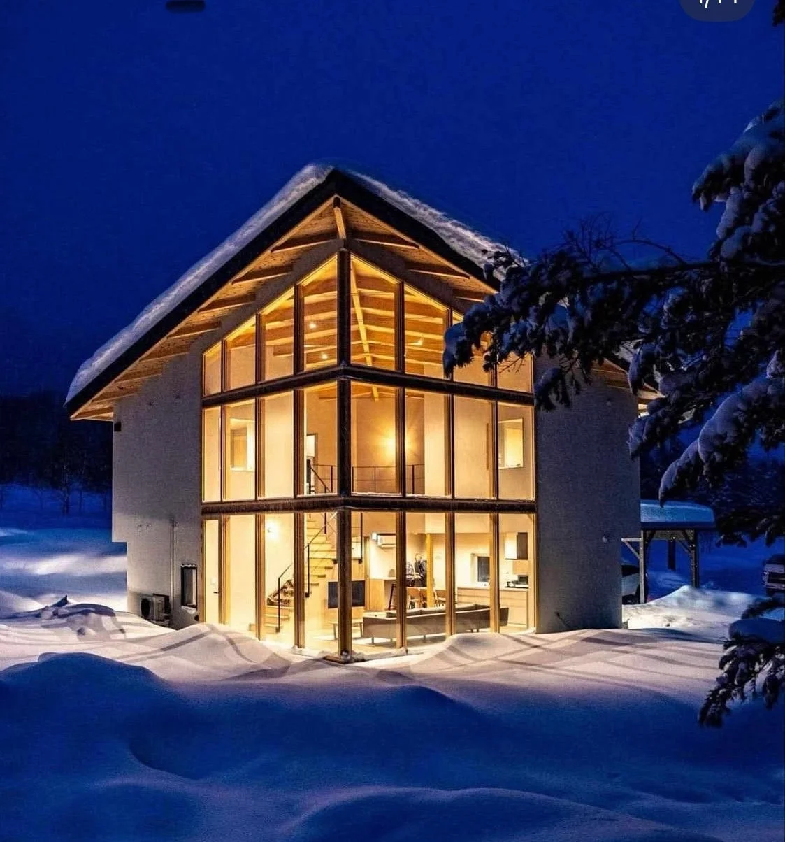 雪に覆われたモダンなヴィラ