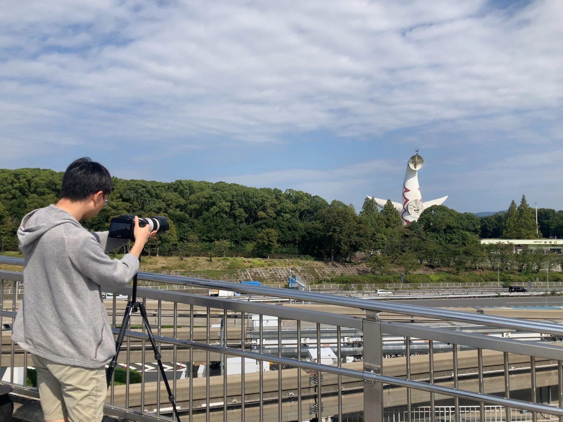 太陽の塔を撮影する人物