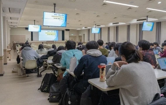 講義室の学生たち