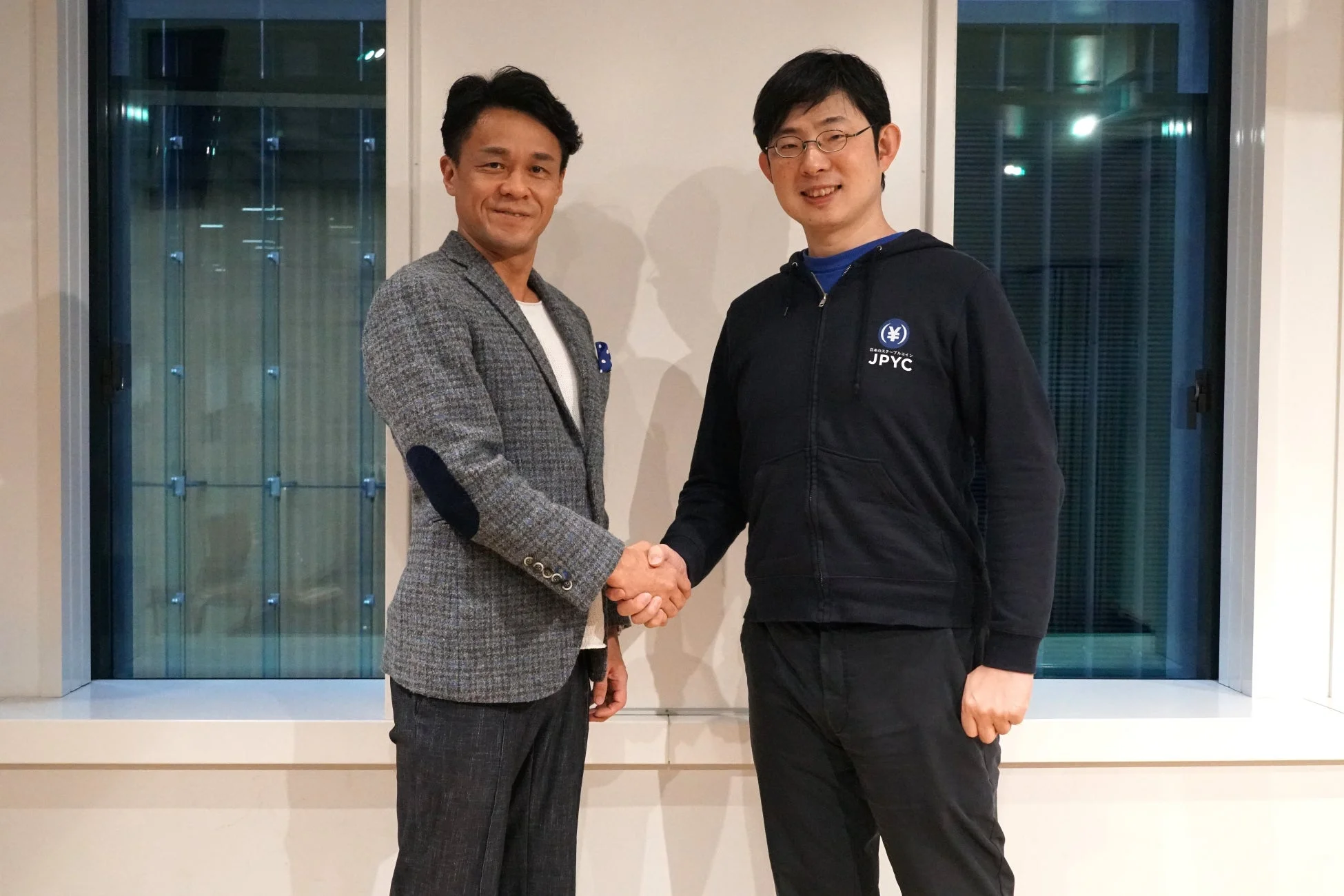 握手をするビジネスパーソン