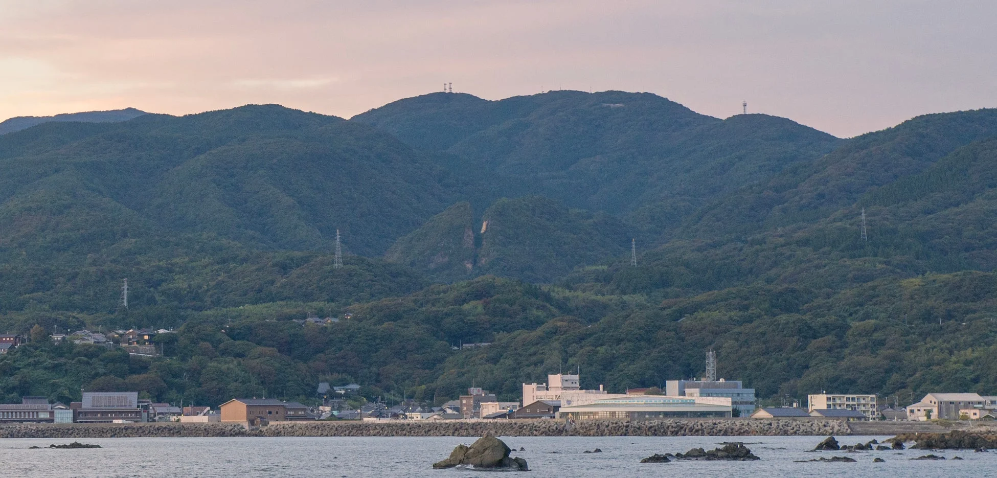 海岸線に沿った町並み