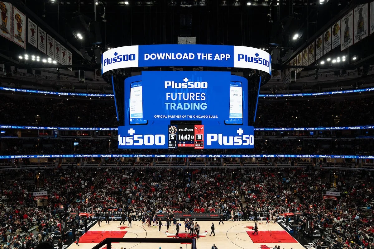 スポーツチームとのパートナーシップを示す画像