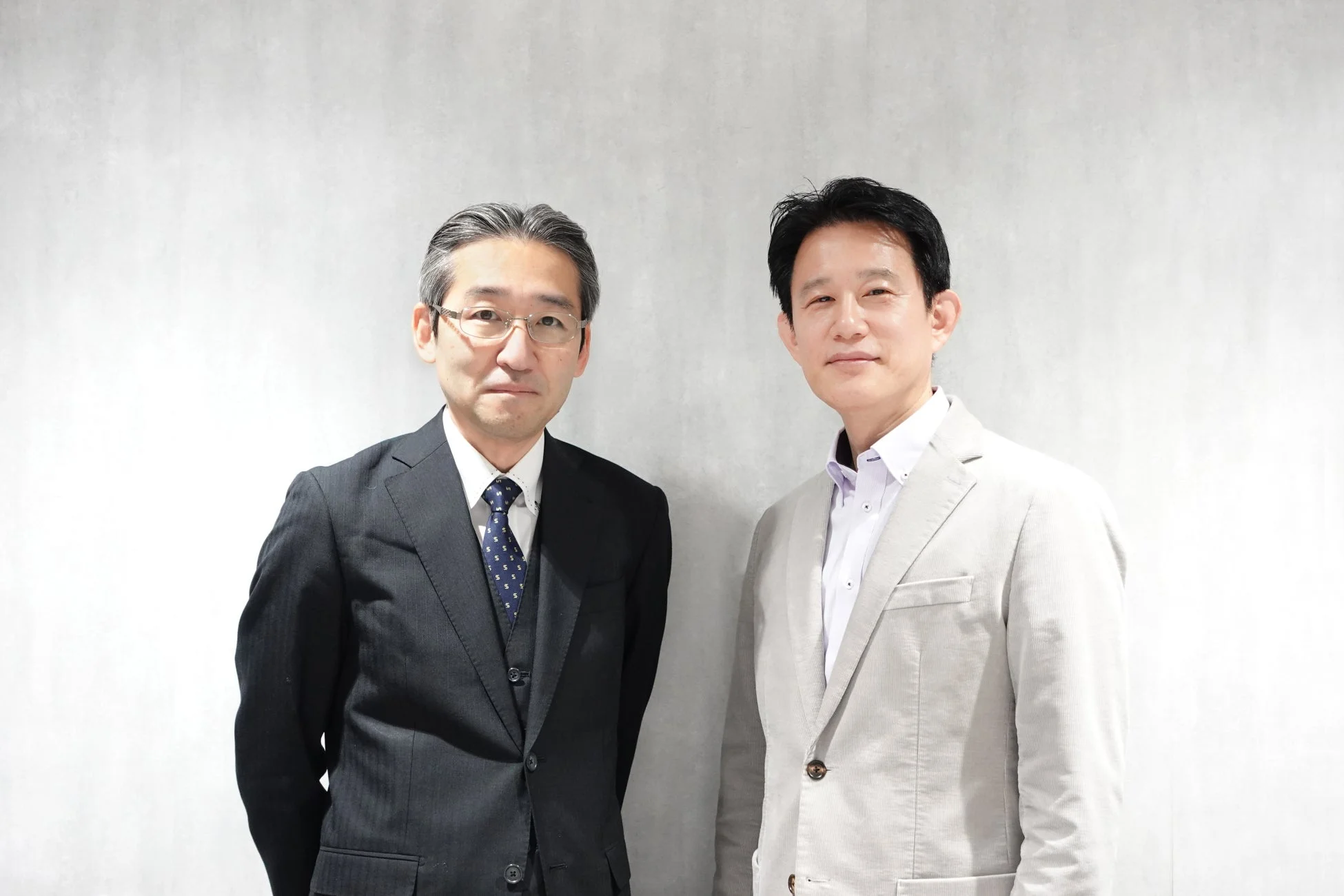 スーツ姿の男性二人