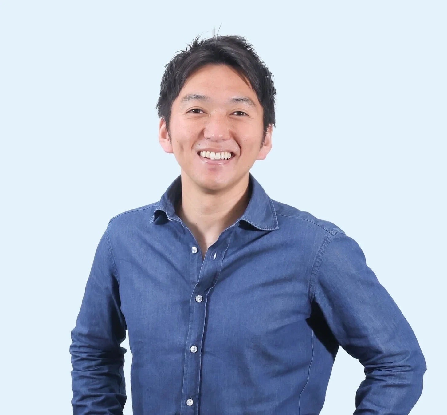 デニムシャツを着た男性のポートレート