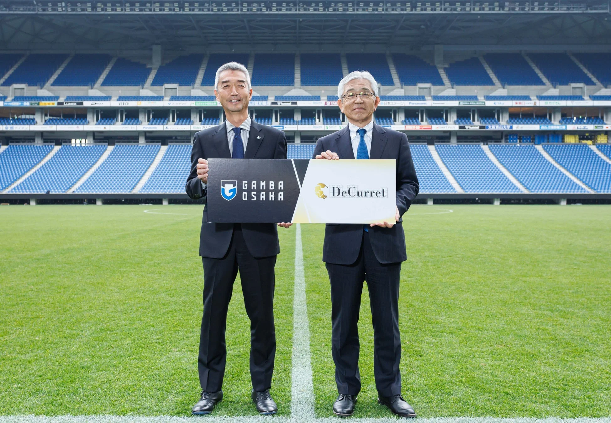 ガンバ大阪とDeCurretの提携発表の様子