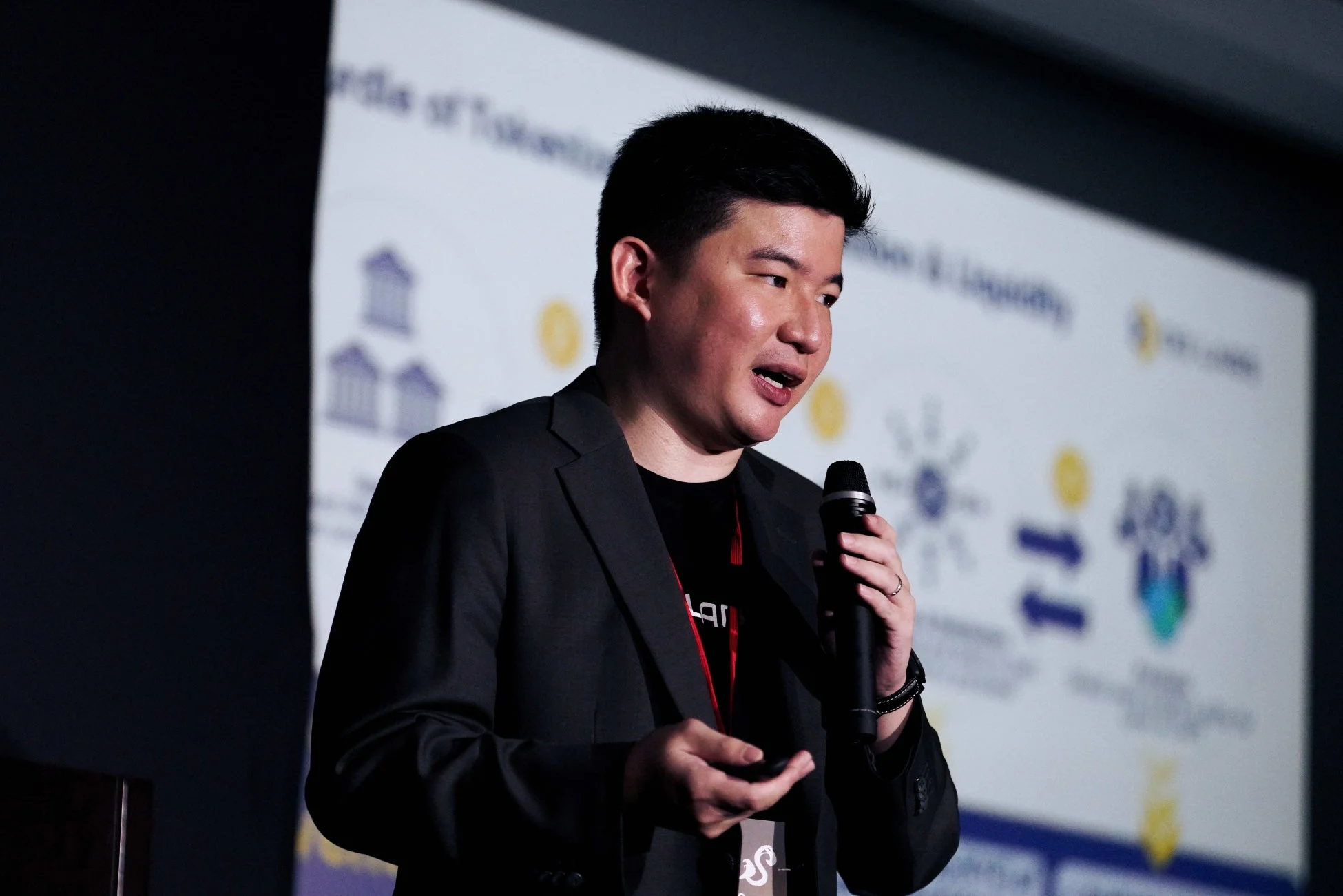 スピーチ中の男性