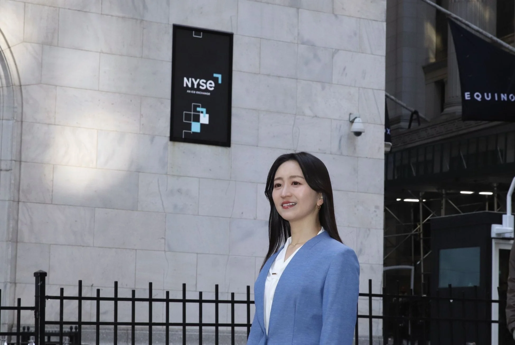 NYSE前での片渕茜キャスター